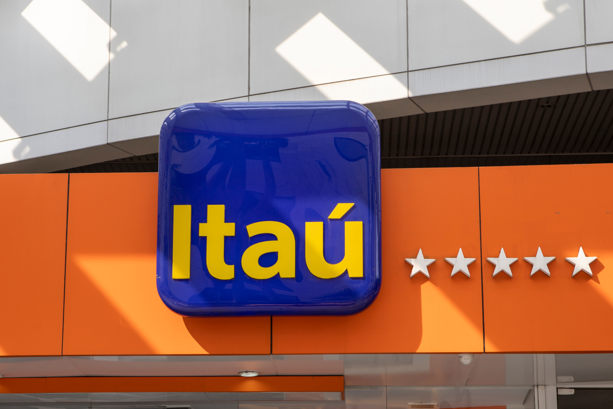 Folha de pagamento bilionária: o que Itaú e Banrisul estão comprando de verdade?